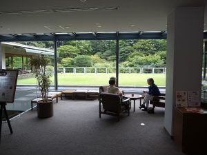モダニズムな会館と歴史ある庭との融合 東京六本木にて