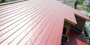 [koagariのある家] 青空のもと屋根工事