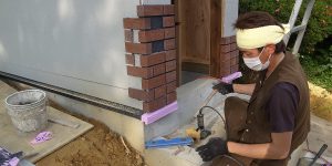 [Ｈさんのカーヴづくり] 屋根づくりと外部レンガ貼り作業