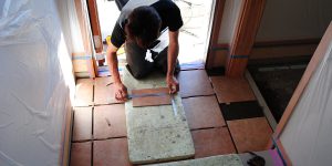 [チャーリー☆ハウス] 玄関のタイル貼り
