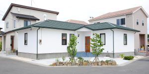 [油絵が時をつなぐ家]　植栽工事、そして完成。