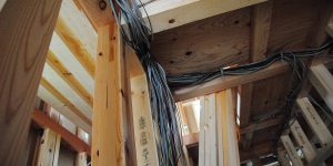 [そら景色が広がる家]　家中に流れる電線の河。