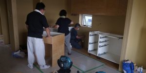 [そら景色が広がる家]　オーダーキッチンの組み立て