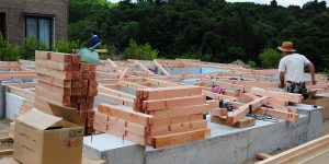 [ヌックぬっくこんにちは]　いよいよ木の登場です（土台敷きから足場掛け）