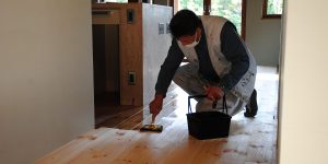 [ヌックぬっくこんにちは]　まるで床に栄養を与えるように（床塗装の様子）