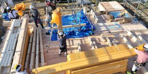 [里山にある心柱のある家]　今日は上棟（その１）