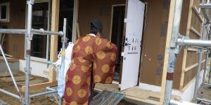 [里山にある心柱のある家]　玄関ドアは「気」の入り口