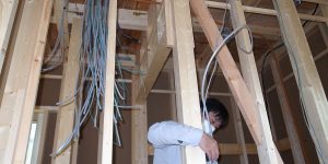 [里山にある心柱のある家]　春雨の電気配線（電気工事の様子）