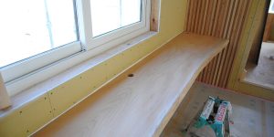 [里山にある心柱のある家]　DLT化粧パネルと、けやきカウンター