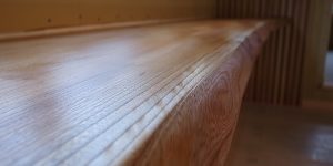 [里山にある心柱のある家]　黄金に輝くカウンター（仕上げ編）