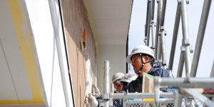 [里山にある心柱のある家]　左官×2　内部タイルと外部塗り壁の様子