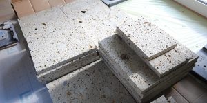 [里山にある心柱のある家]　秋保石貼り～地元の素材を使った一品
