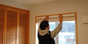 [里山にある心柱のある家]　畳敷き＆カーテン取り付け